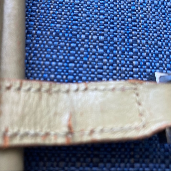 GUCCI WRISTLET.. VGC. NORMAL WEAR with piston lock - Picture 11 of 11
